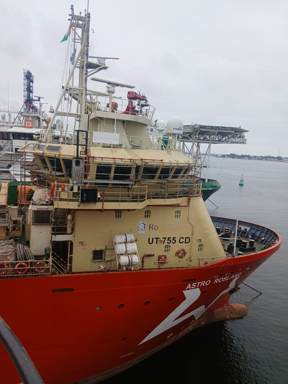 Offshore vessel deck and working areas